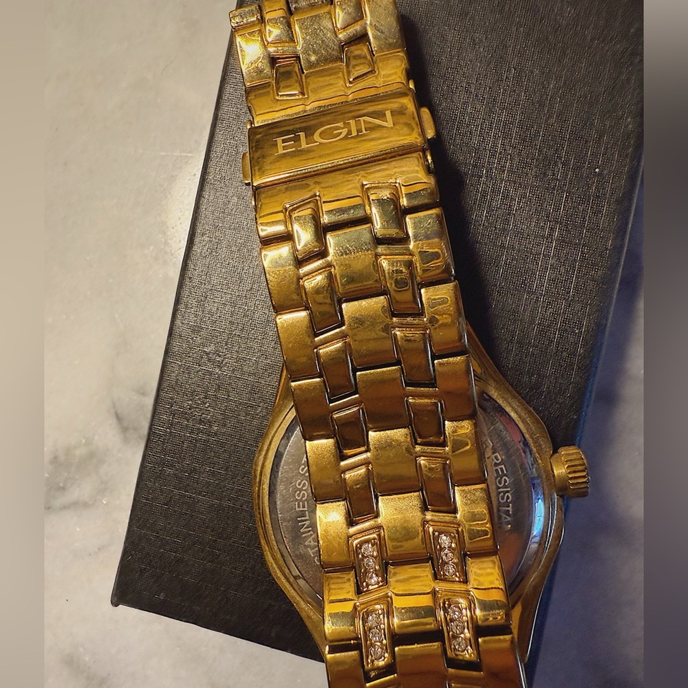 Elegant Elgin Men’s Gold Watch with Crystal Detailing - Picture 2 of 2